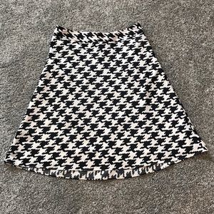Banana Republic silky houndstooth skirt / Size 2